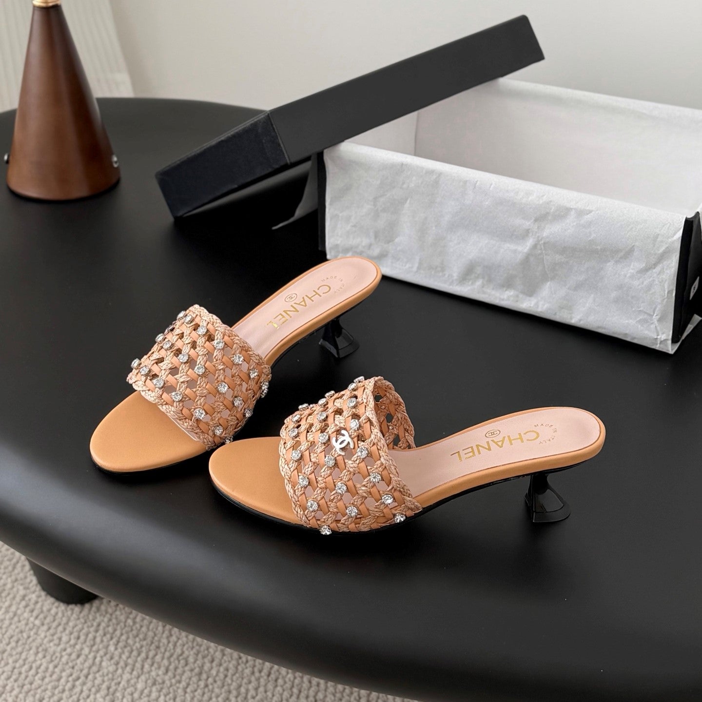 CC 26SS Sandals Beige Woven Lambskin 670631