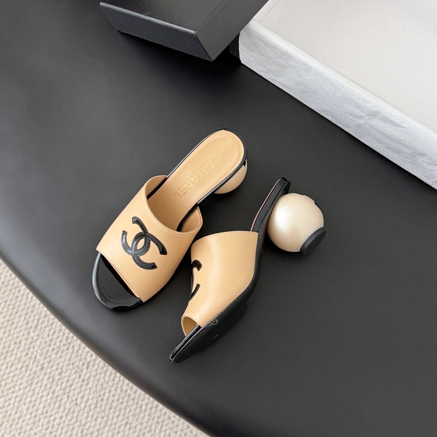 CC 26SS Slippers 7cm Black Beige Lambskin Patent Leather 670611