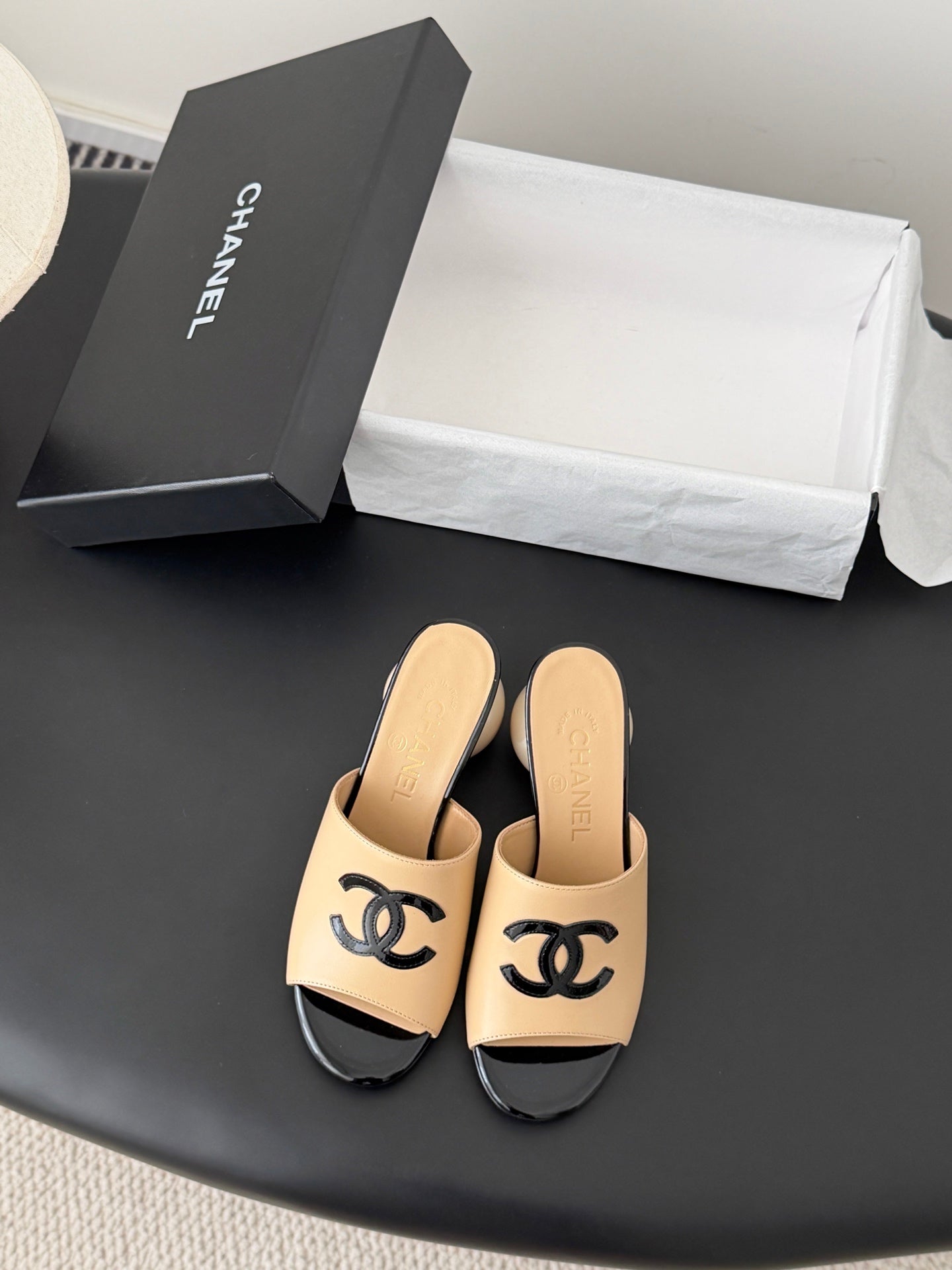 CC 26SS Slippers 7cm Black Beige Lambskin Patent Leather 670611