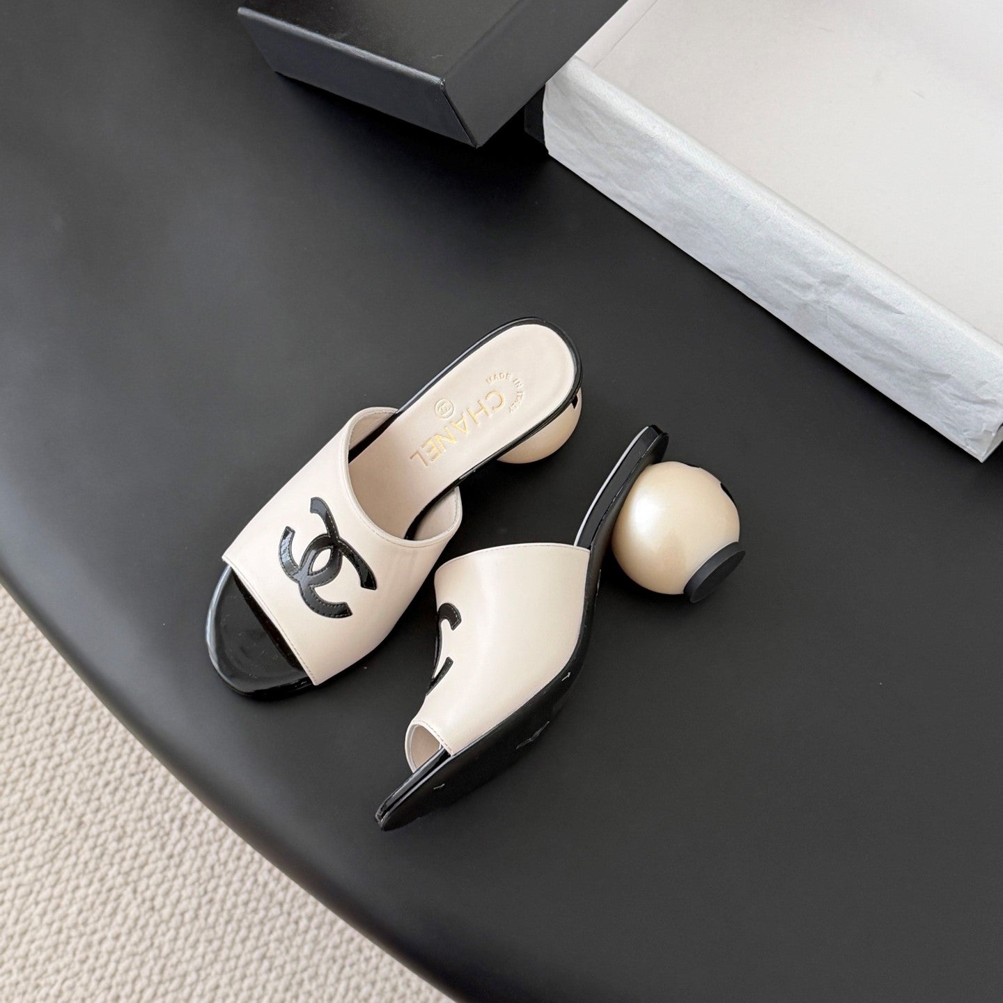 CC 26SS Slippers 7cm Black White Lambskin Patent Leather 670613
