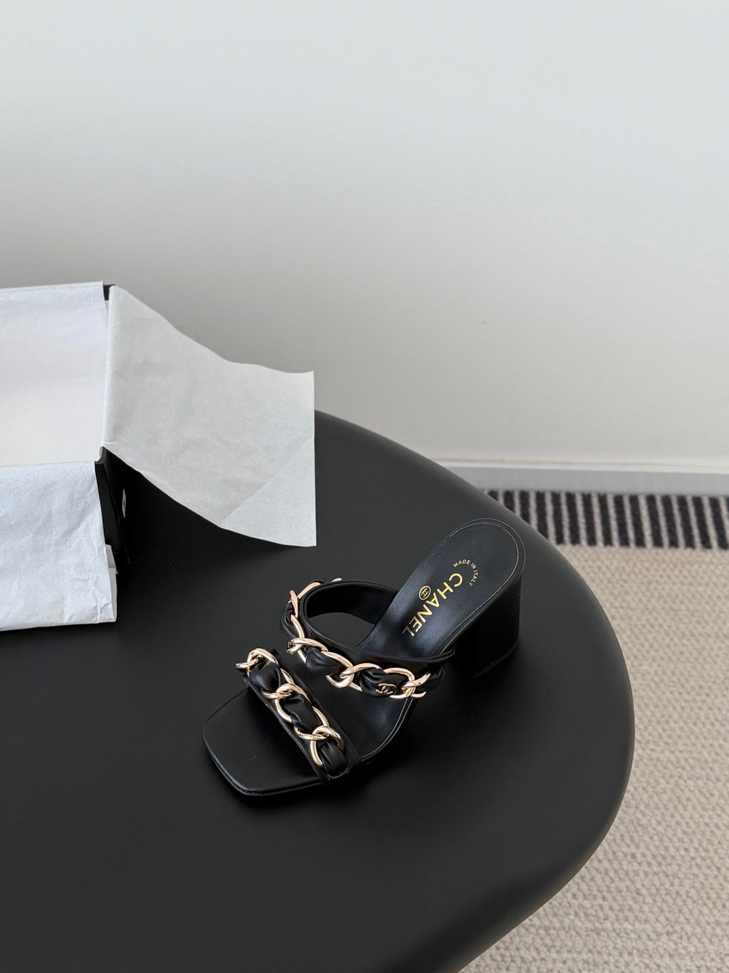 CC 26ss Chain Slippers Black Sheepskin 670304