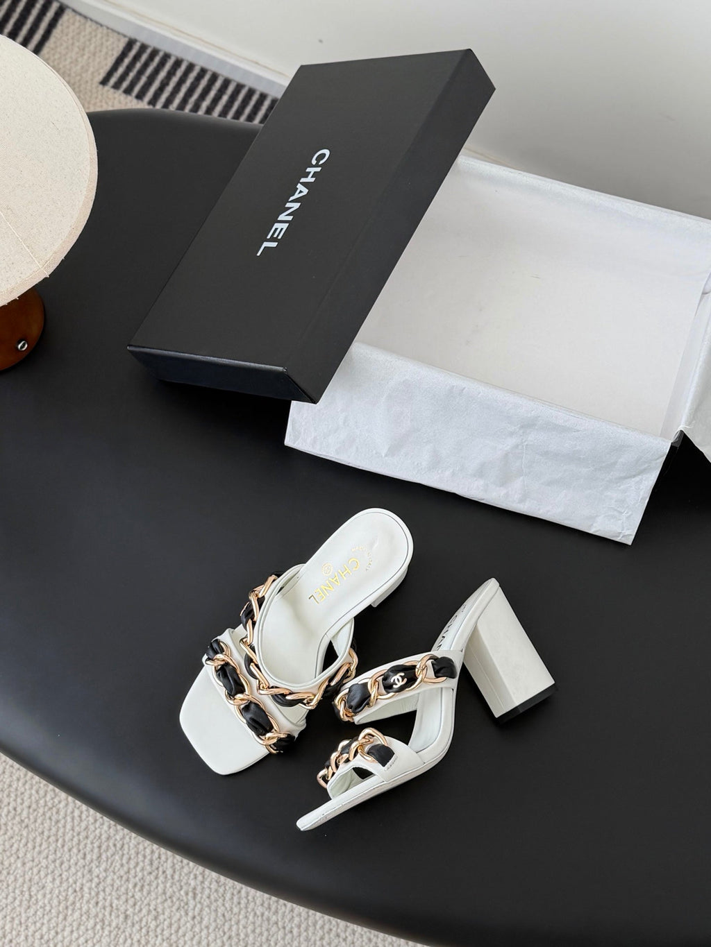 CC 26ss Chain Slippers Black White Sheepskin 670305