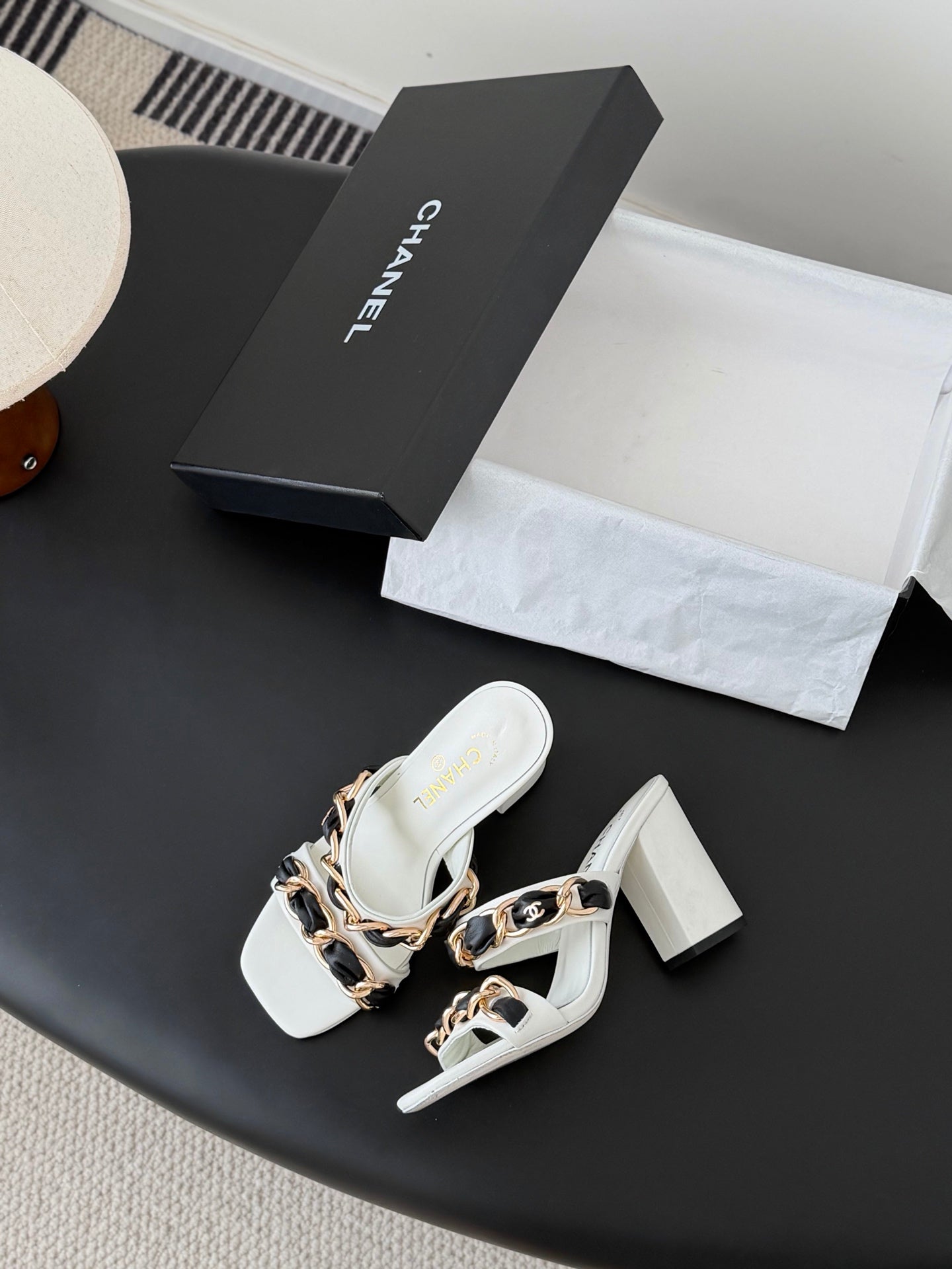 CC 26ss Chain Slippers Black White Sheepskin 670305