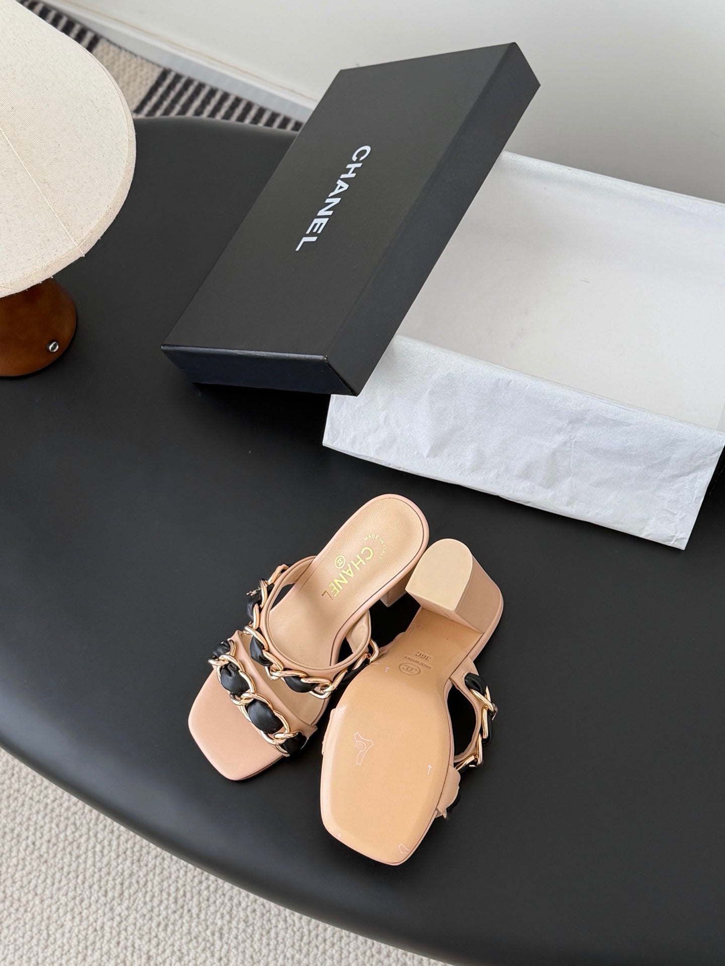 CC 26ss Chain Slippers Black Beige Sheepskin 670306
