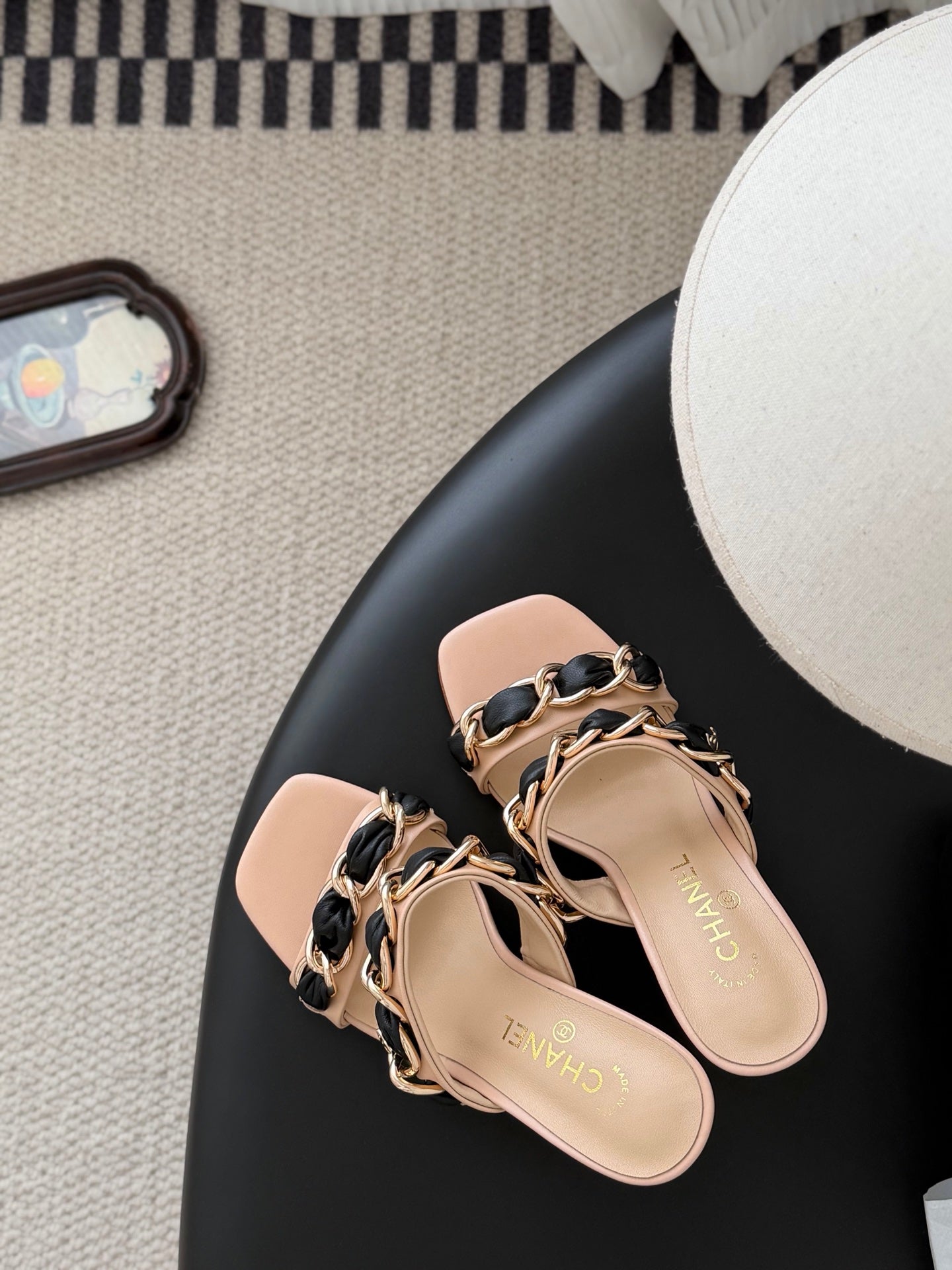 CC 26ss Chain Slippers Black Beige Sheepskin 670306