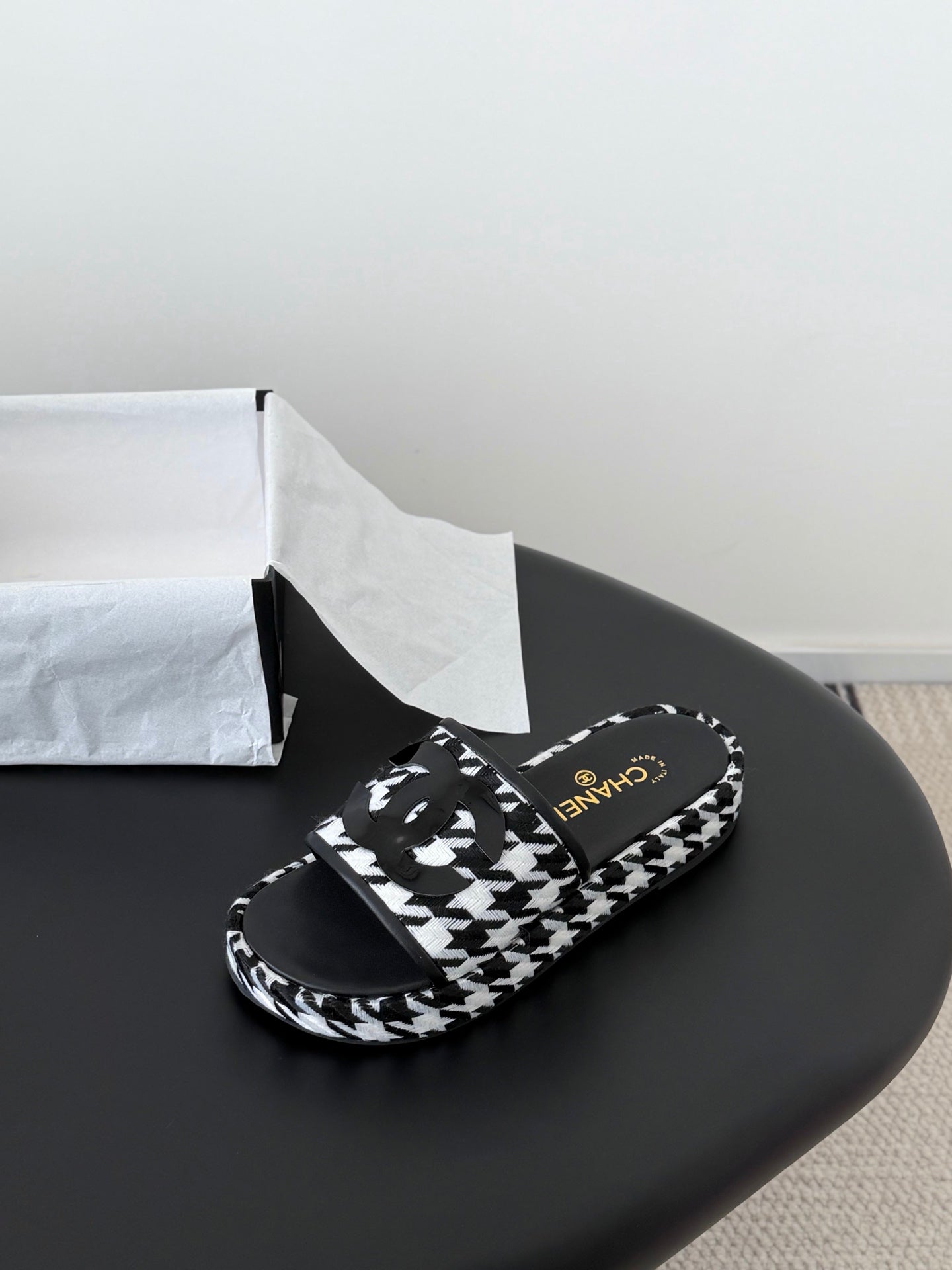 CC 26ss Slippers White Black Sheepskin Woven 670369