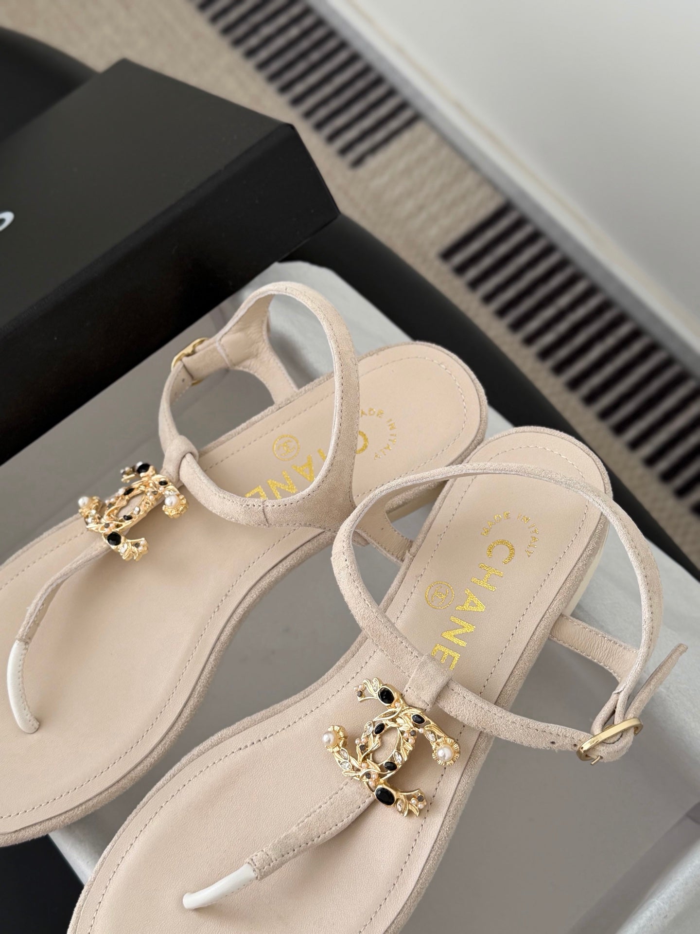 CC Strappy Sandals Cream Suede Sheepskin 670388