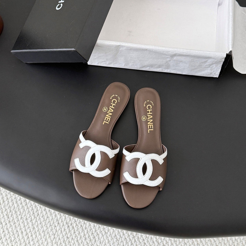 CC 2026 Flat Sandal White Brown Lambskin 675867