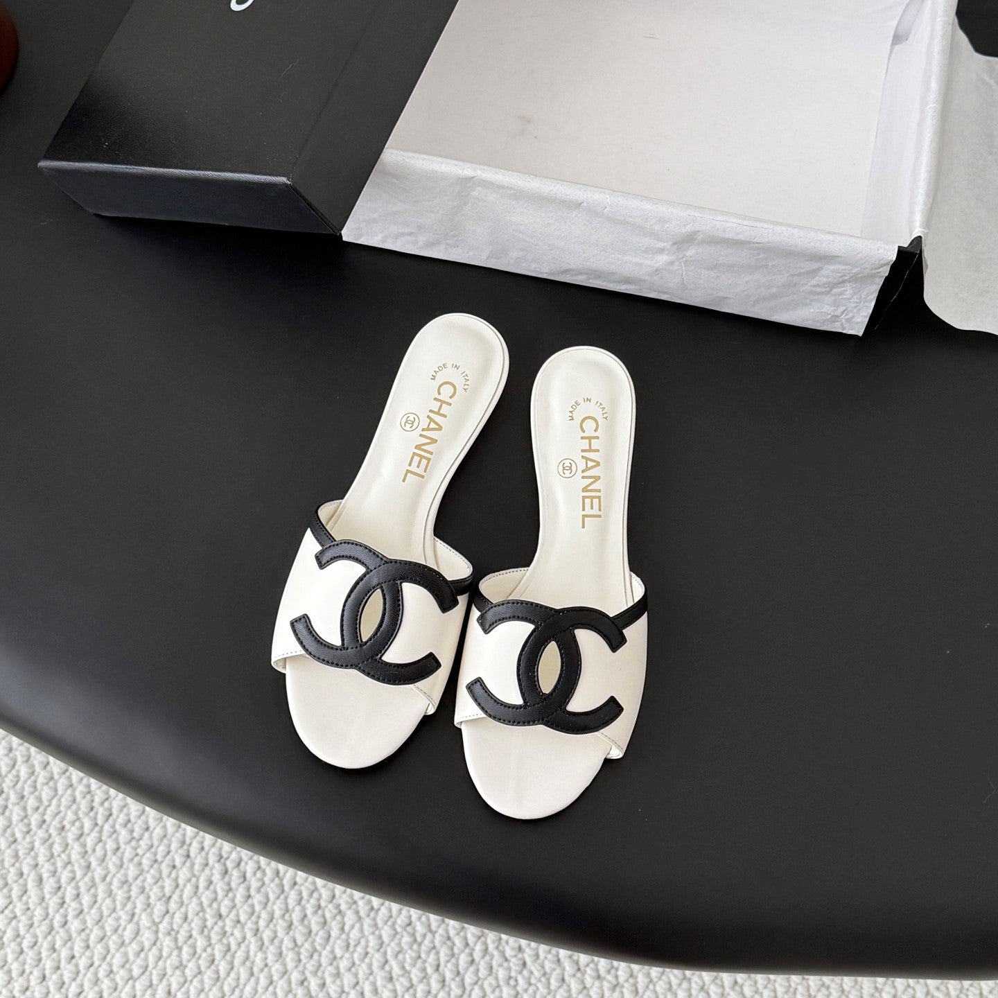 CC 2026 Flat Sandal White Black Lambskin 675868