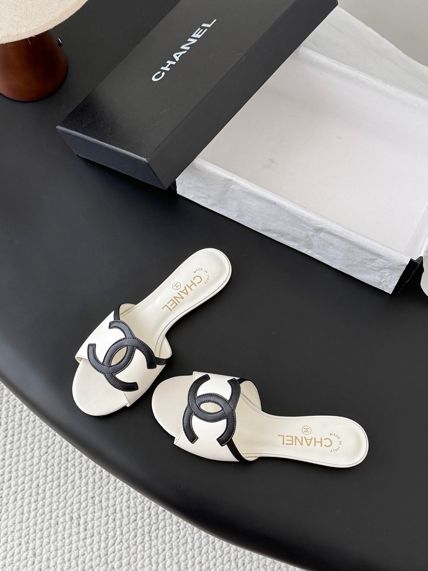 CC 2026 Flat Sandal White Black Lambskin 675868