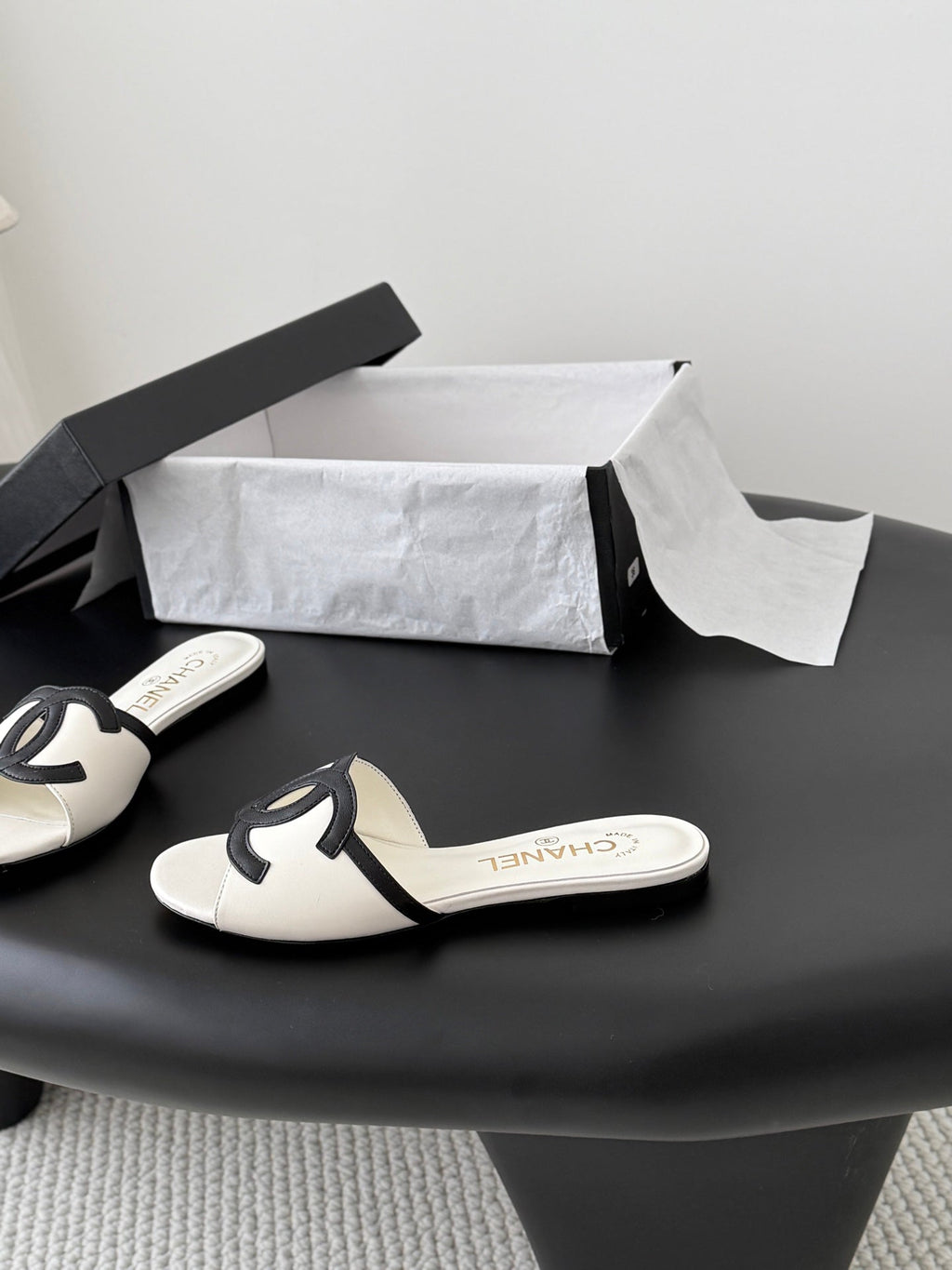 CC 2026 Flat Sandal White Black Lambskin 675868
