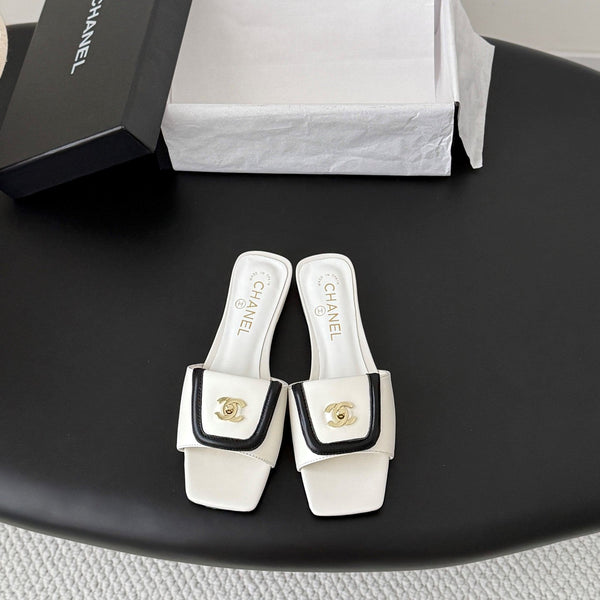 CC 26C Slippers Flat White Black Sheepskin 717798
