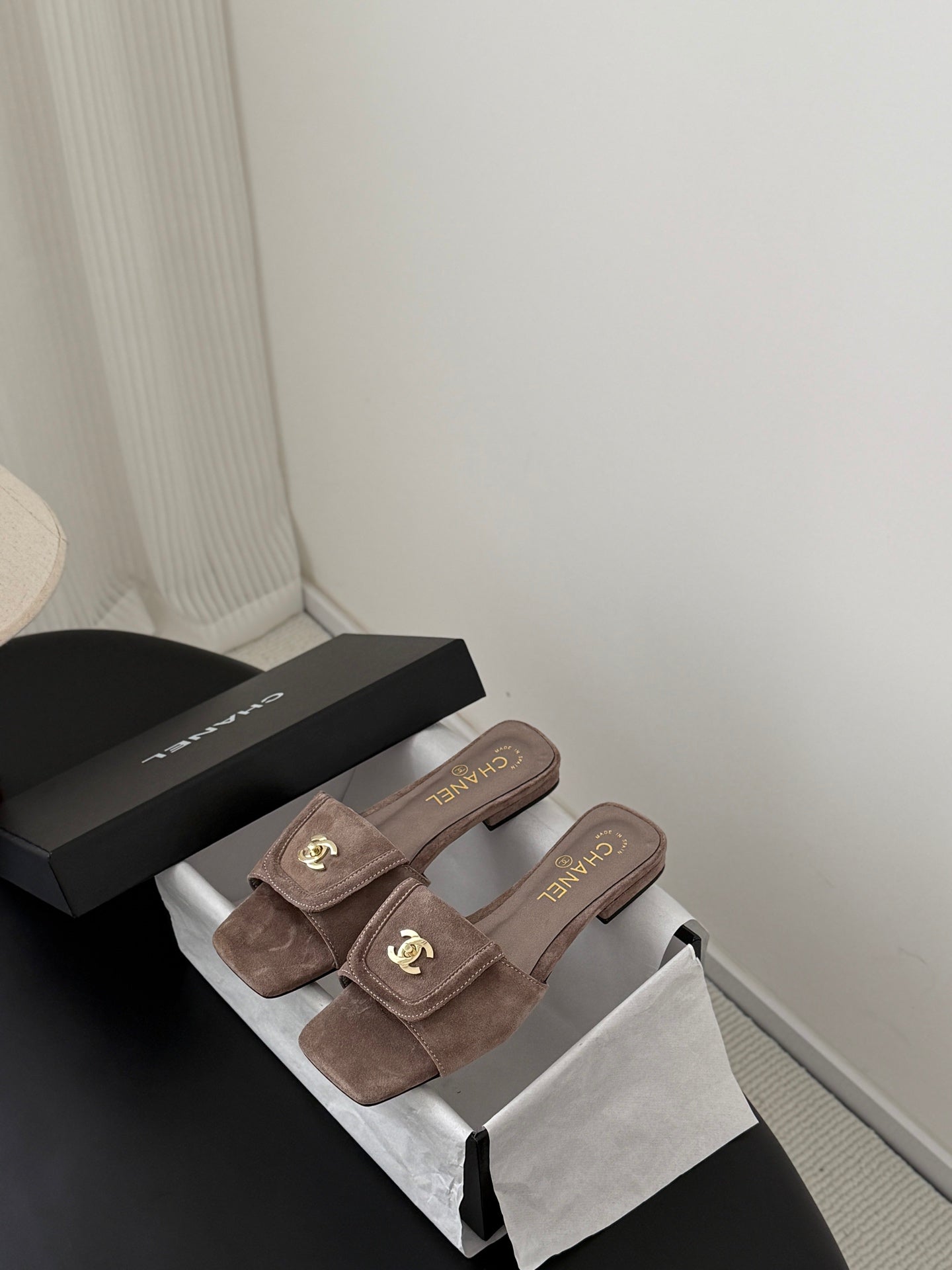 CC 26C Slippers Flat Taupe Suede 717803