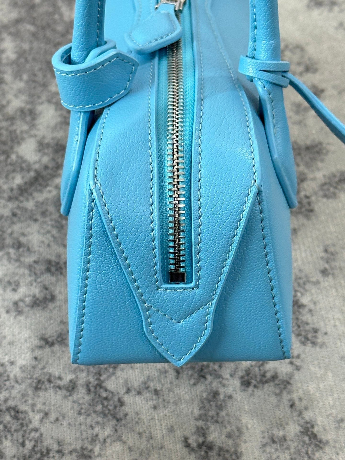 LE TECKEL SMALL BAG 27 IN SKY BLUE GOATSKIN