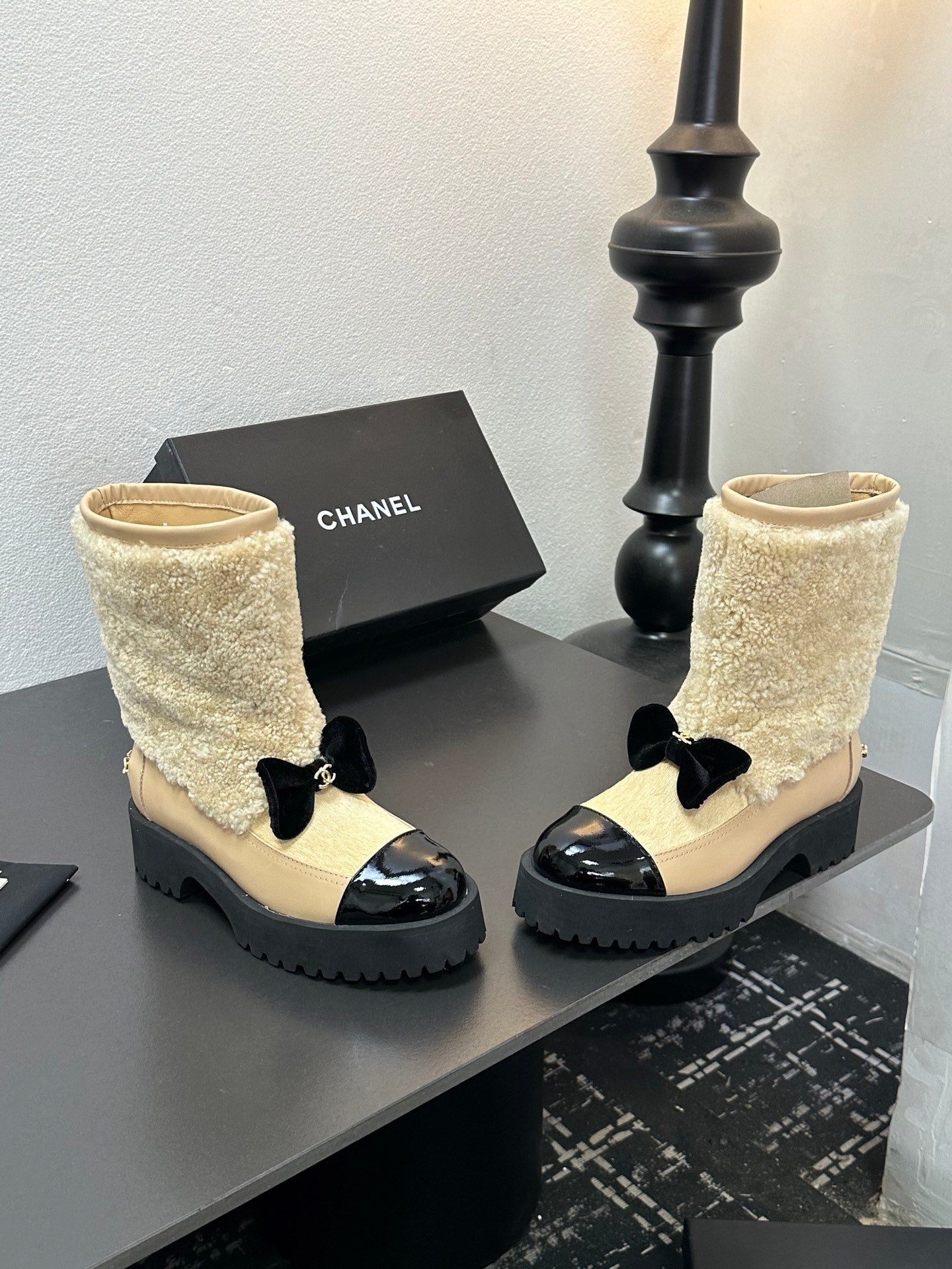CC Coco Neige 2025/26 Low-cut Boots Beige Shearling Lambskin Patent Leather 529342