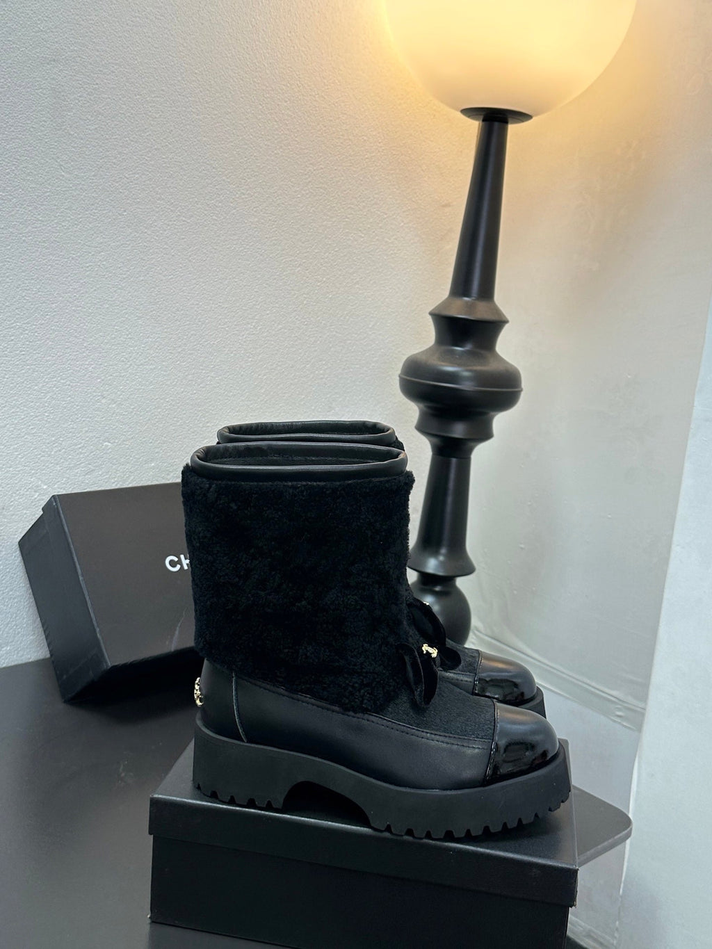 CC Coco Neige 2025/26 Low-cut Boots Black Shearling Lambskin Patent Leather 529343