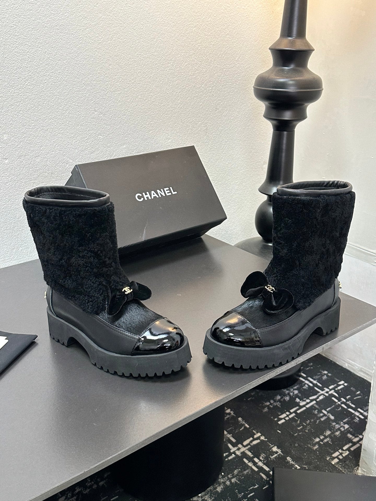 CC Coco Neige 2025/26 Low-cut Boots Black Shearling Lambskin Patent Leather 529343