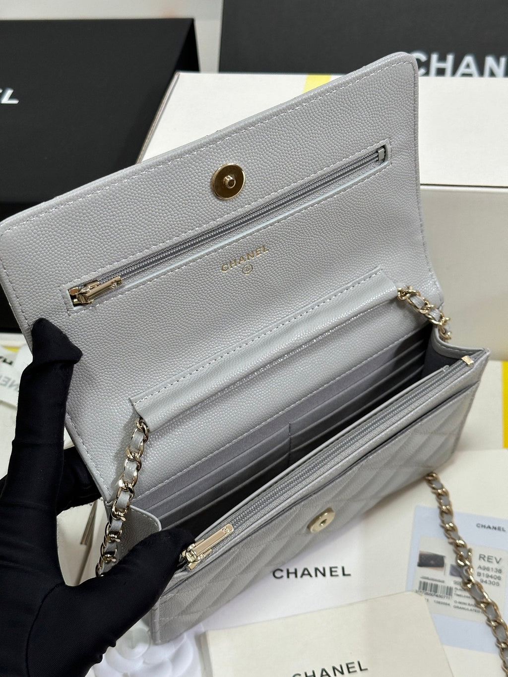 CC 25P Wallet On Chain 19cm Light Gray Cowhide Heart Rhinestone 243598