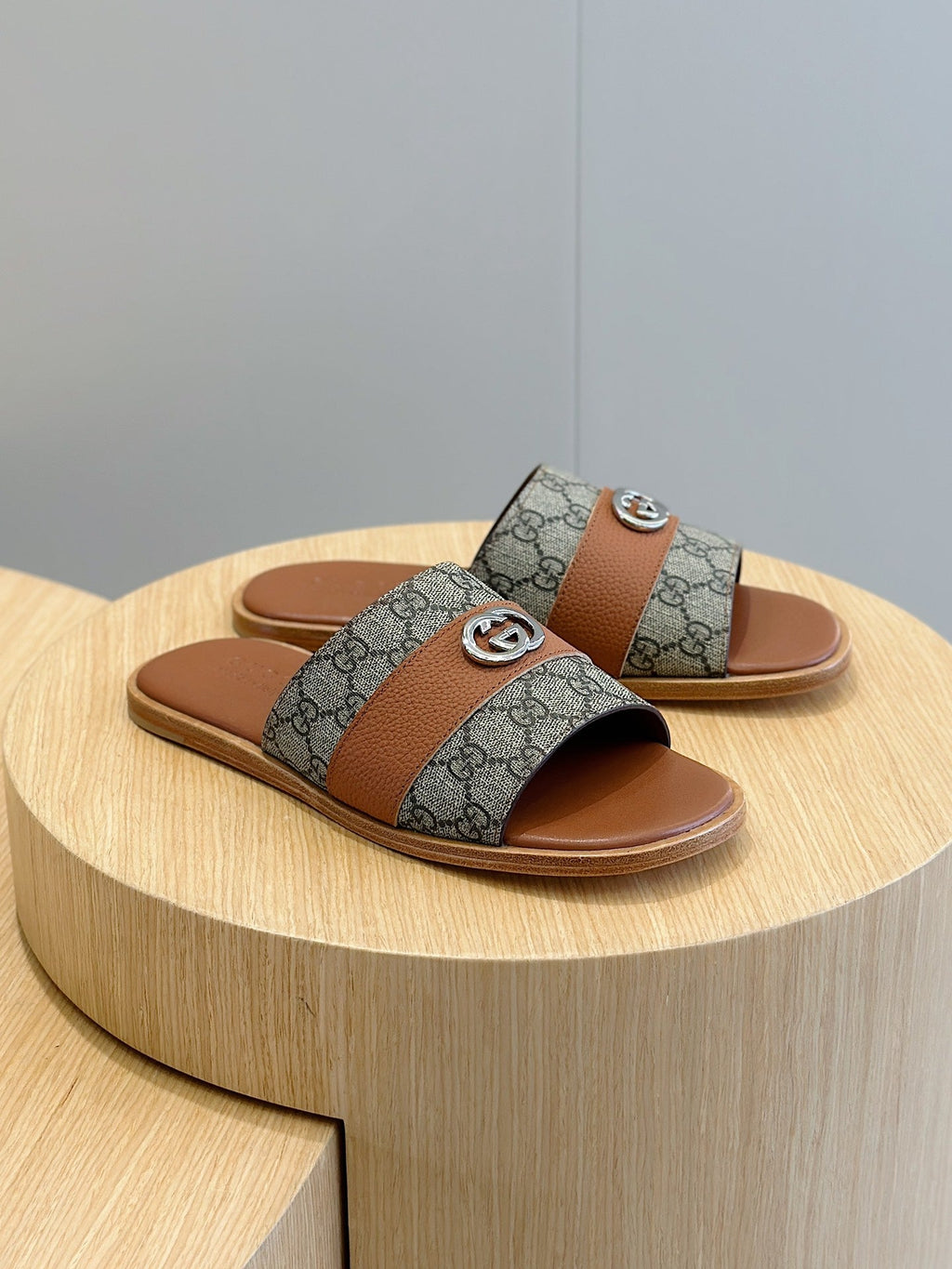 GG Men's Interlocking G Slides Brown Cowhide 547640