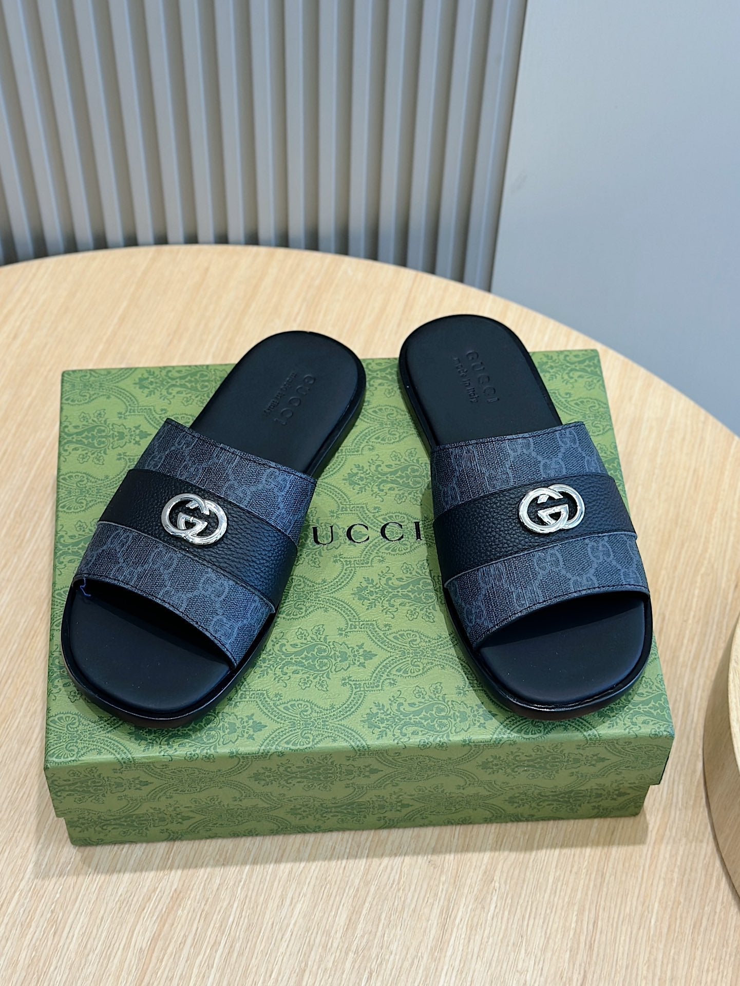 GG Men's Interlocking G Slides Black Cowhide 547642