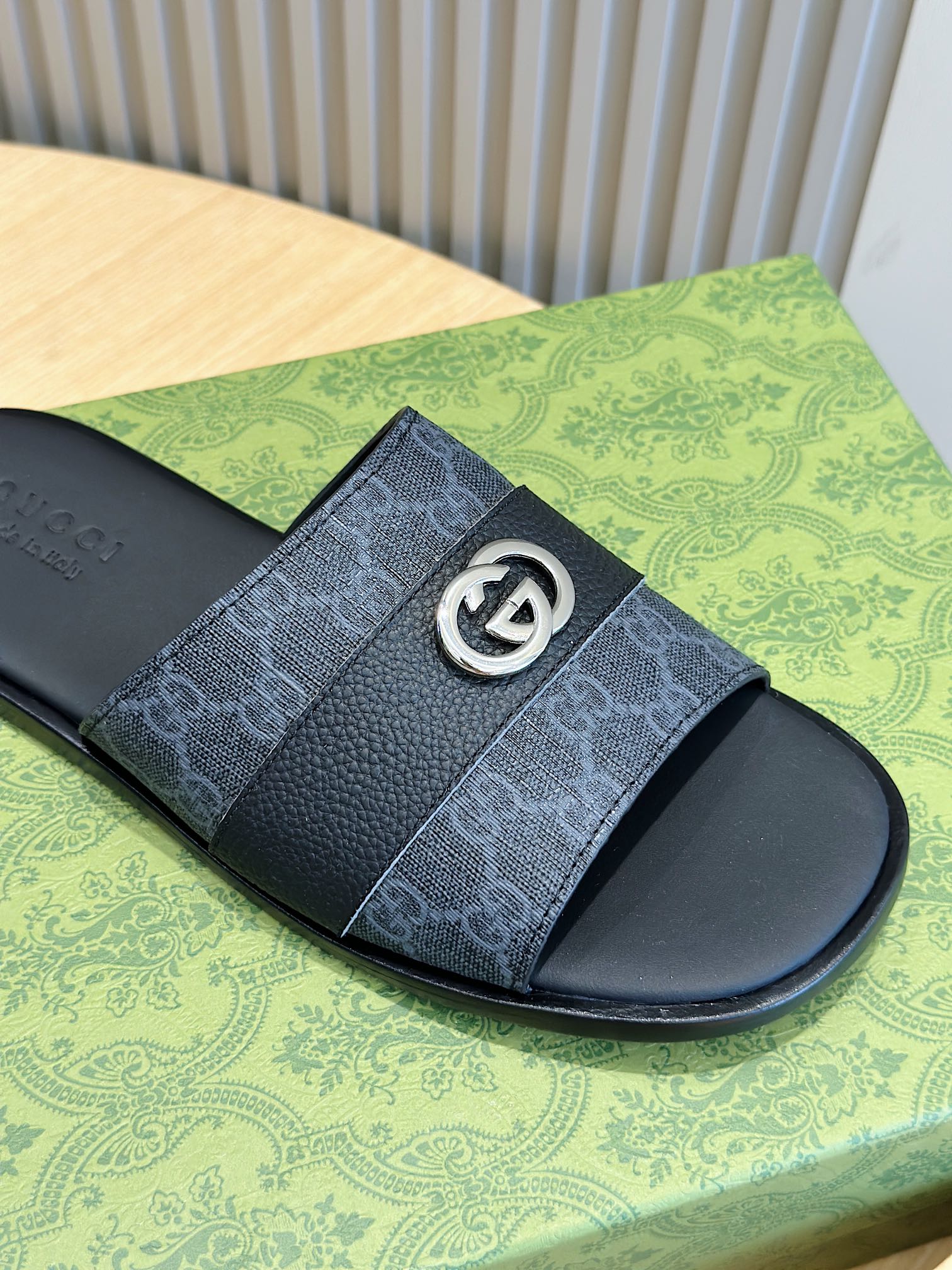 GG Men's Interlocking G Slides Black Cowhide 547642