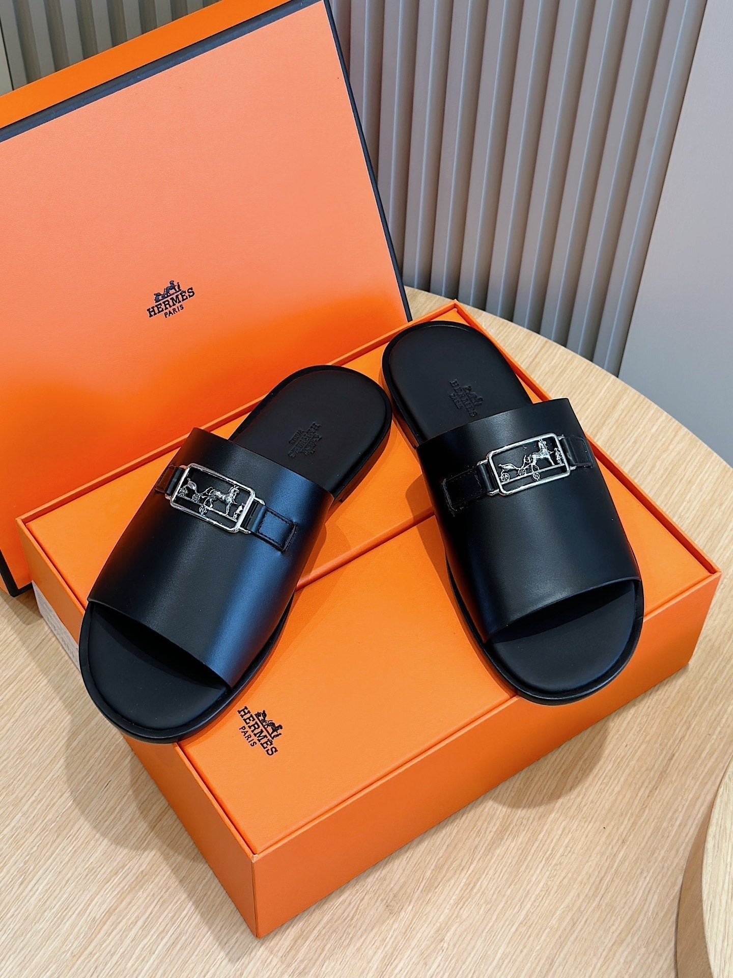 HM Men's Tenor Slide Black Calfskin 547659