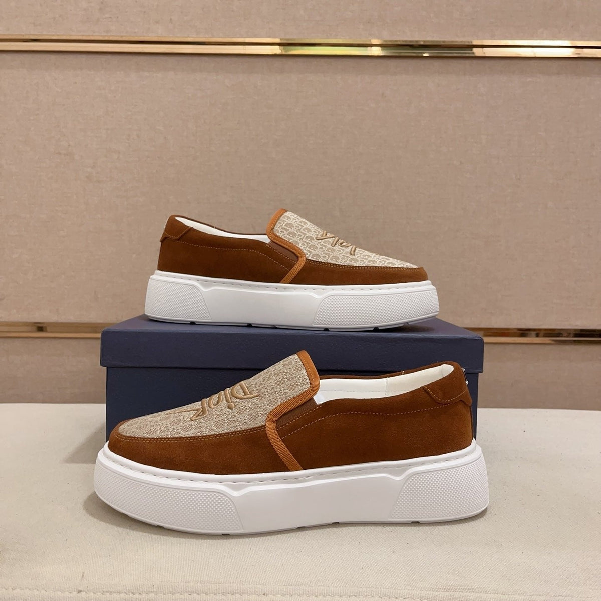 CD B23 SLIP ON RUSSET SUEDE AND JACQUARD