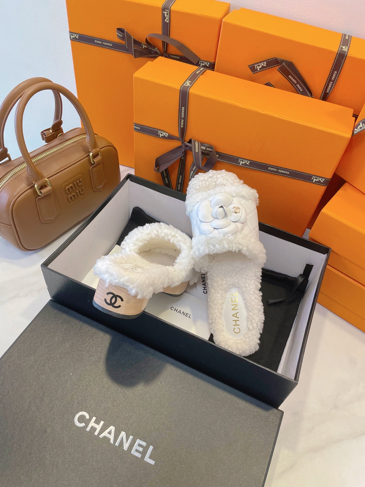 CC 25C Logo Slippers 50mm White Shearling Wood Sheepskin 423695