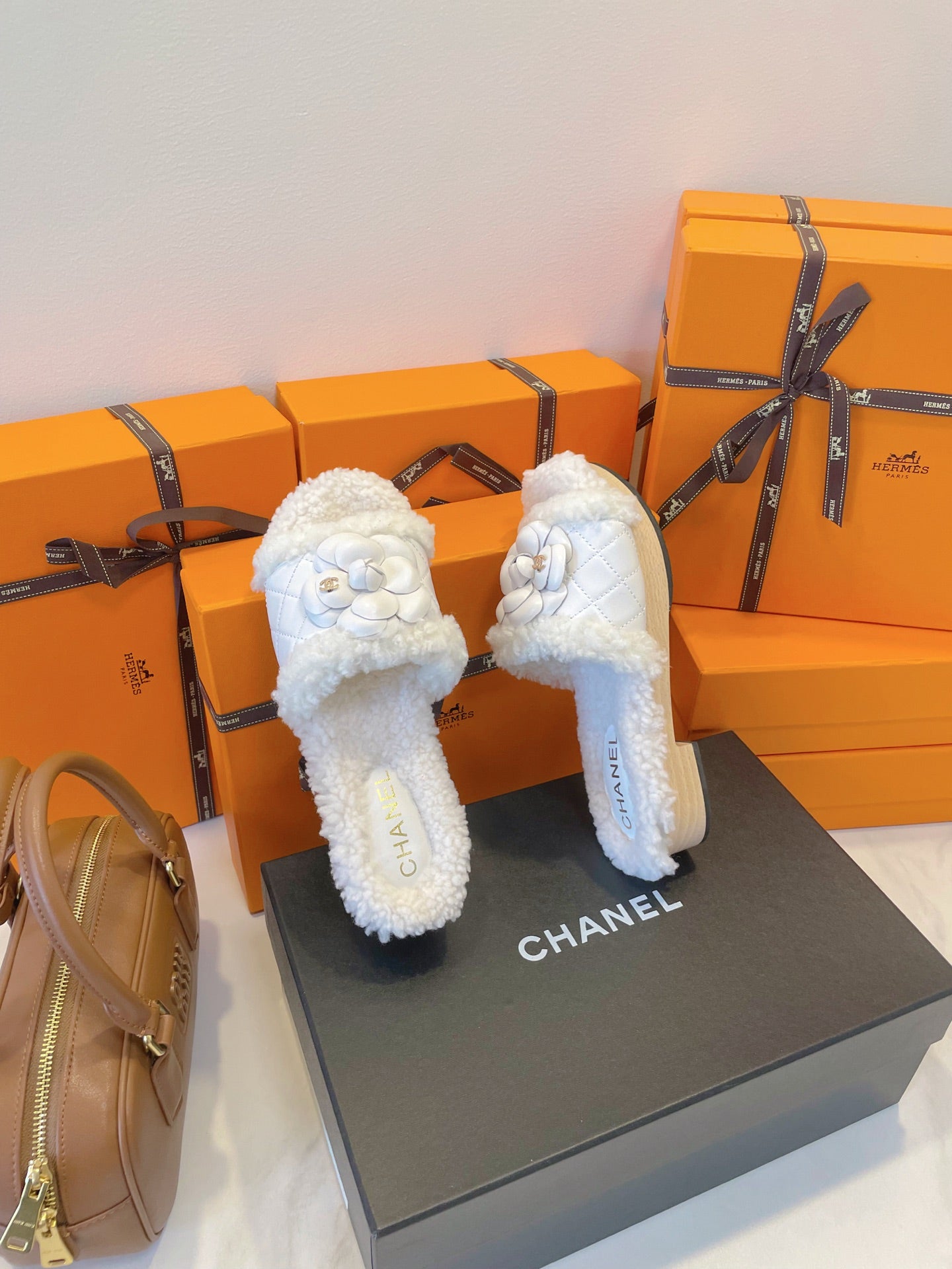 CC 25C Logo Slippers 50mm White Shearling Wood Sheepskin 423695