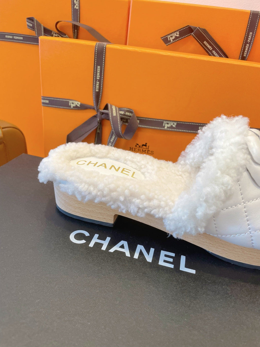 CC 25C Logo Slippers 50mm White Shearling Wood Sheepskin 423695