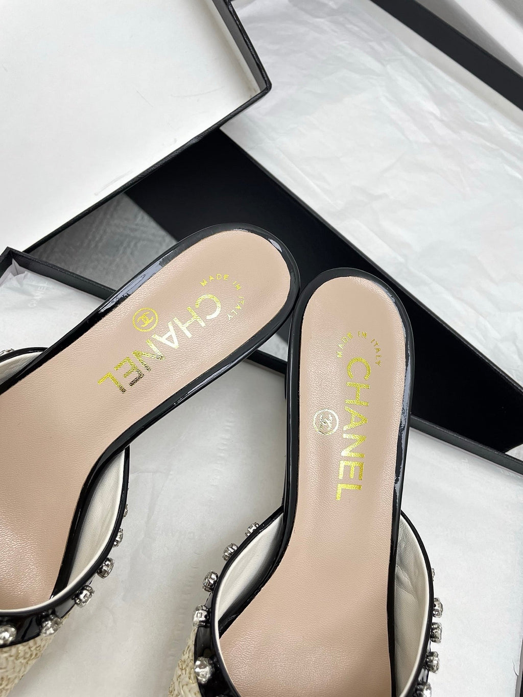 CC 25SS Slippers 5cm Light Yellow Raffia Black Patent Calfskin 338299