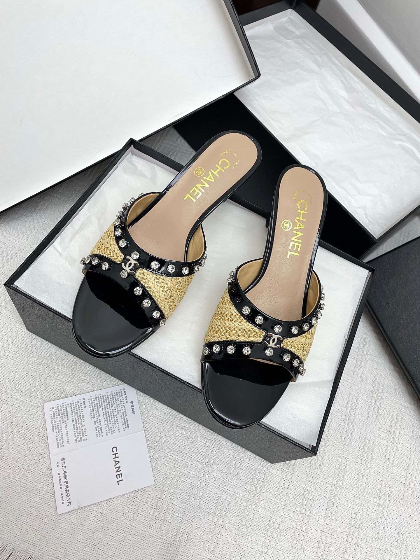 CC 25SS Slippers 5cm Yellow Raffia Black Patent Calfskin 338300