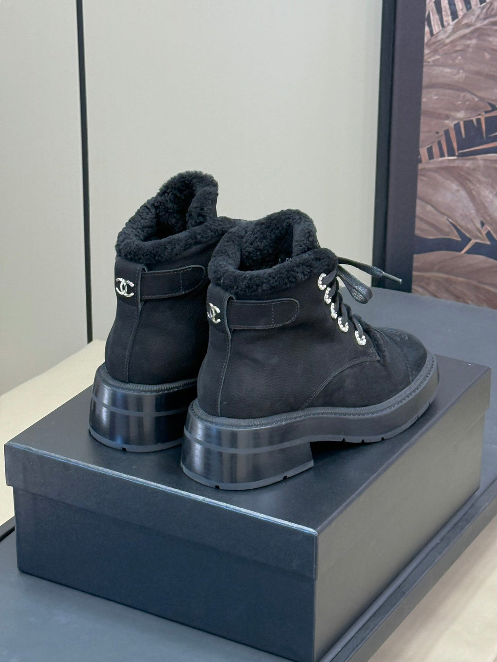 SHORT BOOTS IN BLACK GRAIN PEBBLE CALFSKIN