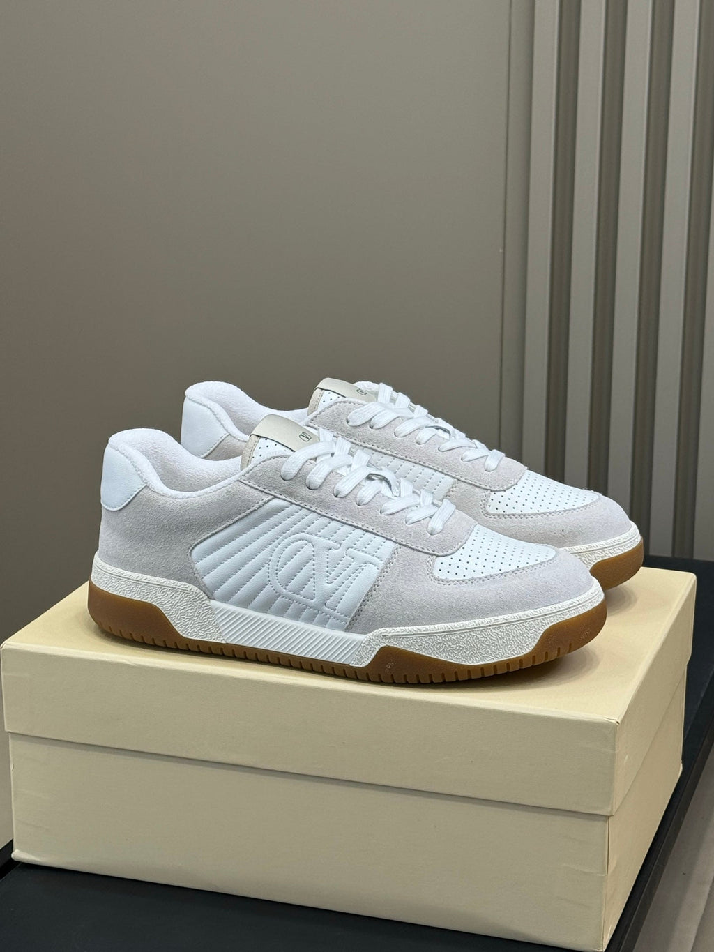 VT 2025 Sneaker White Suede Calfskin 548585