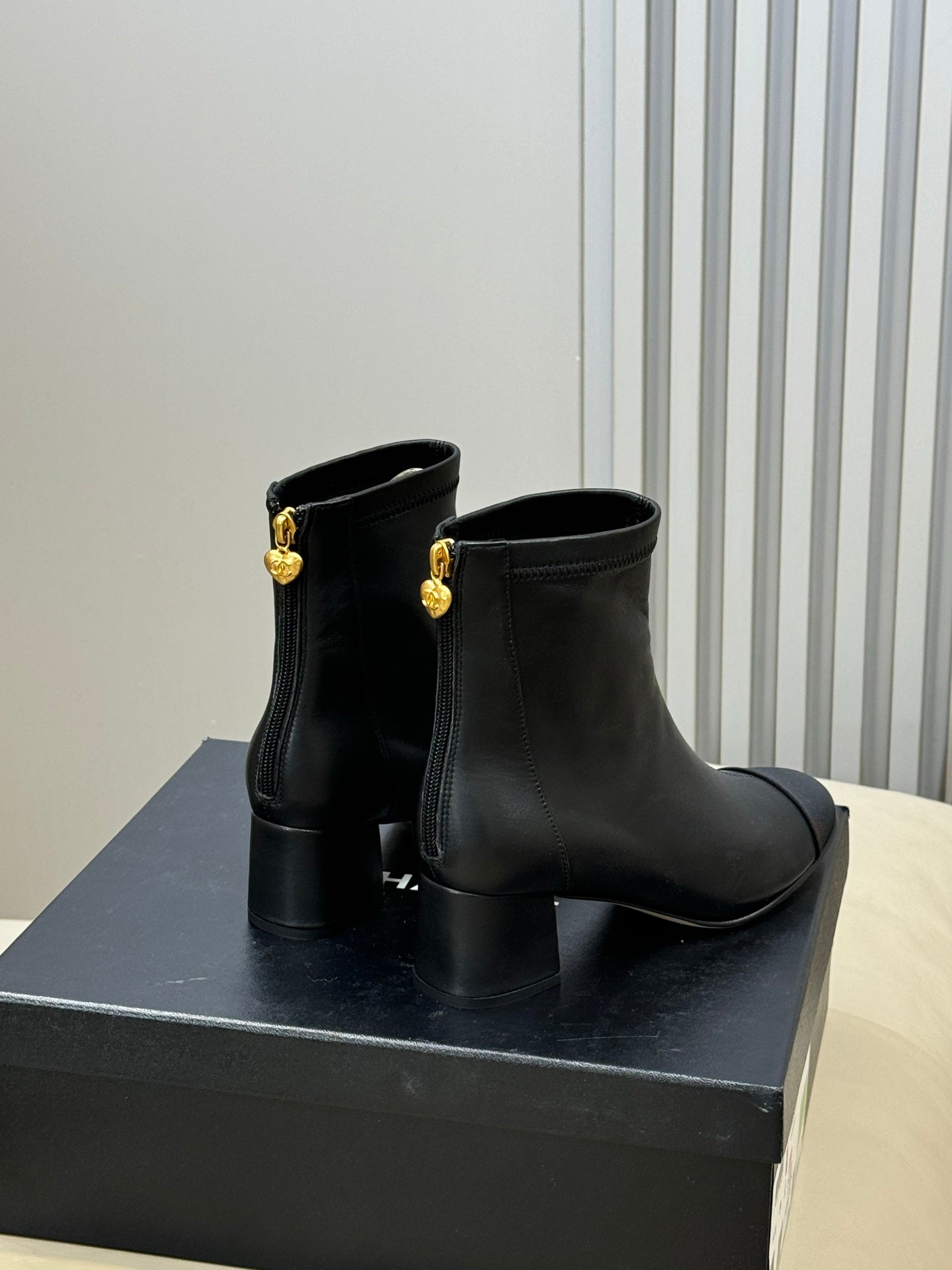 CC 26FW Ankle Boot Black Sheepskin Fabric 621274