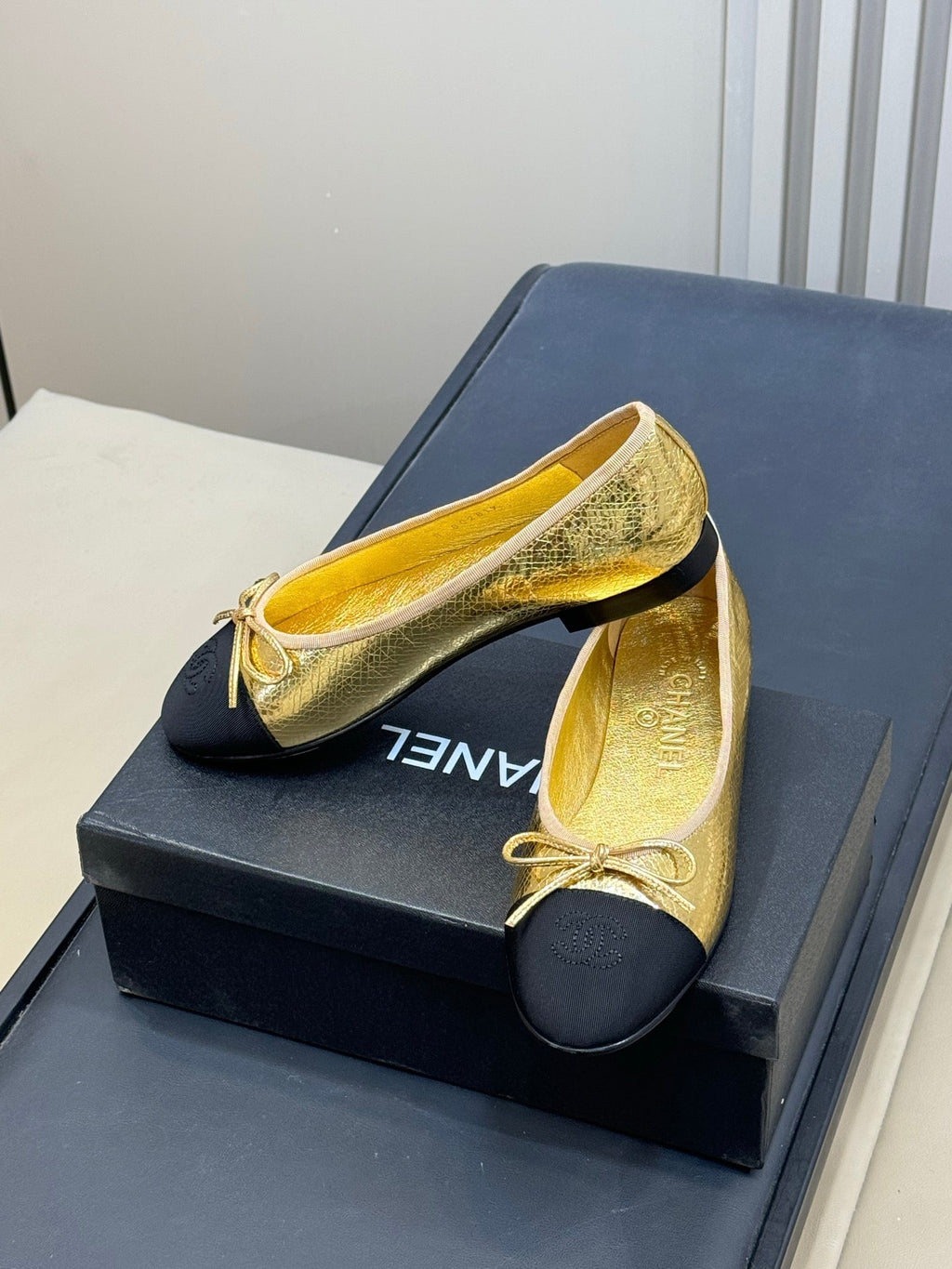 CC 26ss Ballet Flats Black Gold Leather Fabric 623149