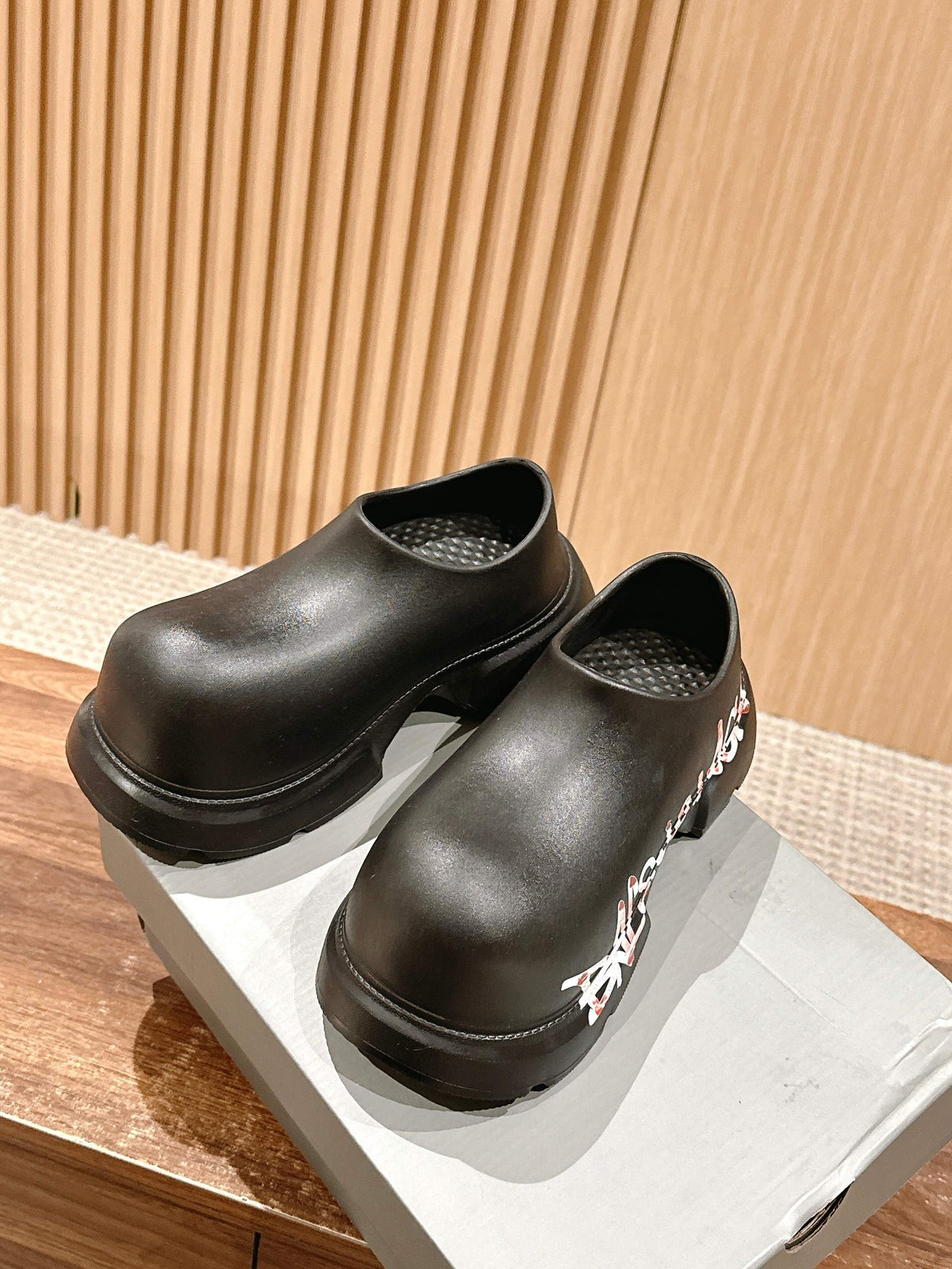 GRAFFITI THICK-SOLED CHEF SHOES IN BLACK RUBBER