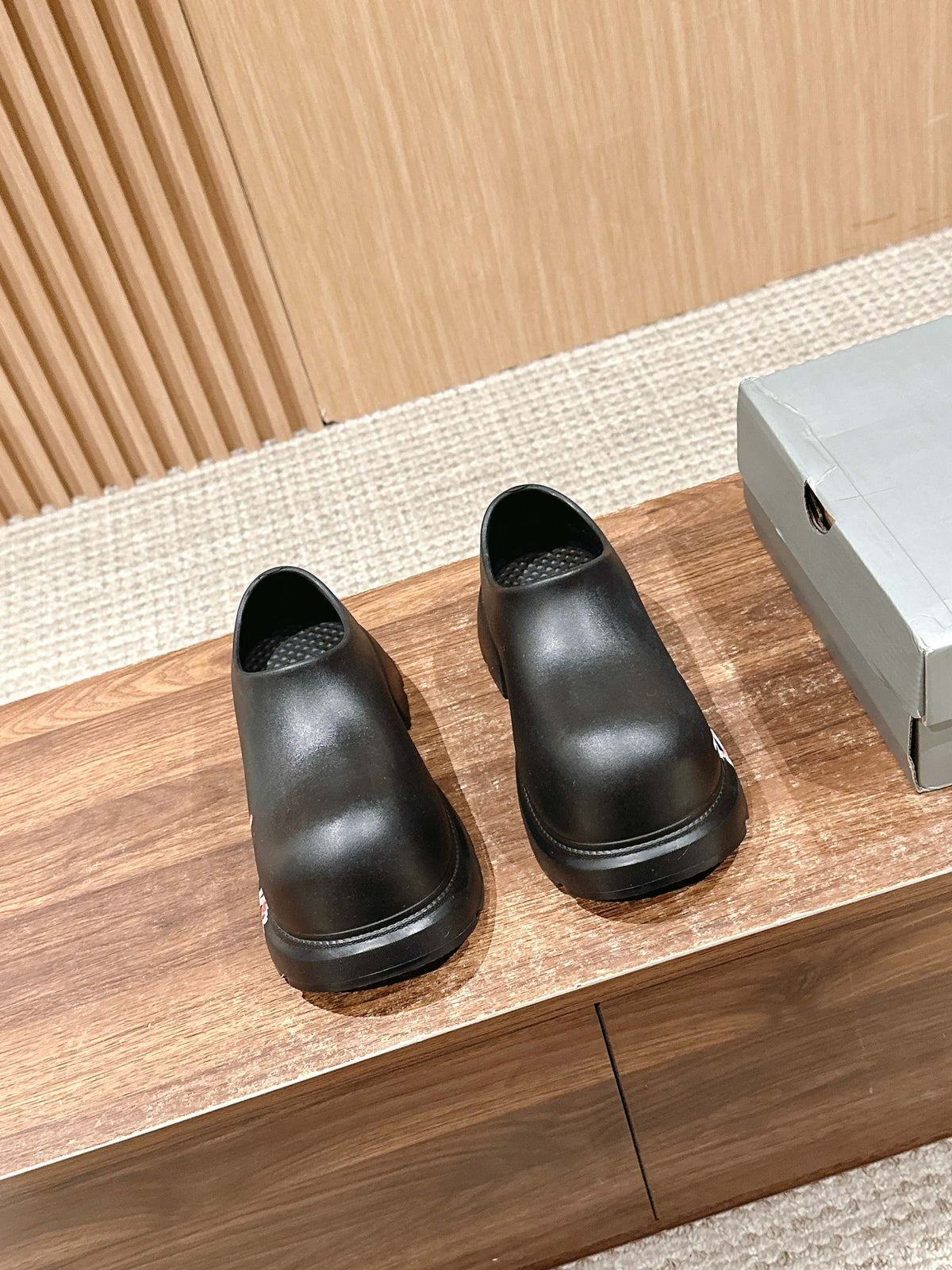 GRAFFITI THICK-SOLED CHEF SHOES IN BLACK RUBBER