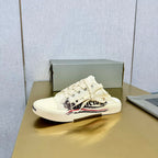 SNEAKER MULES IN WHITE CANVAS GRAFFITI LOGO
