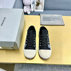 SNEAKERS IN BLACK CANVAS GRAFFITI LOGO