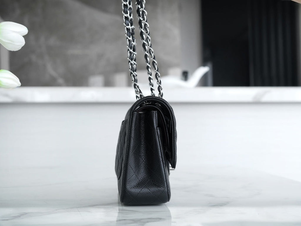 CLASSIC FLAP 25 BLACK CAVIAR SILVER HARDWARE