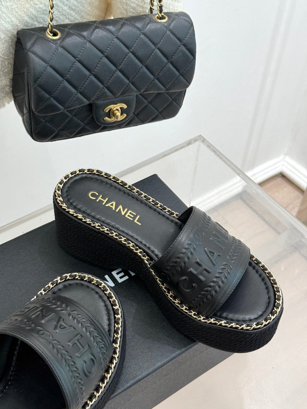 THICK SOLE WEDGE SLIPPERS IN BLACK CALFSKIN