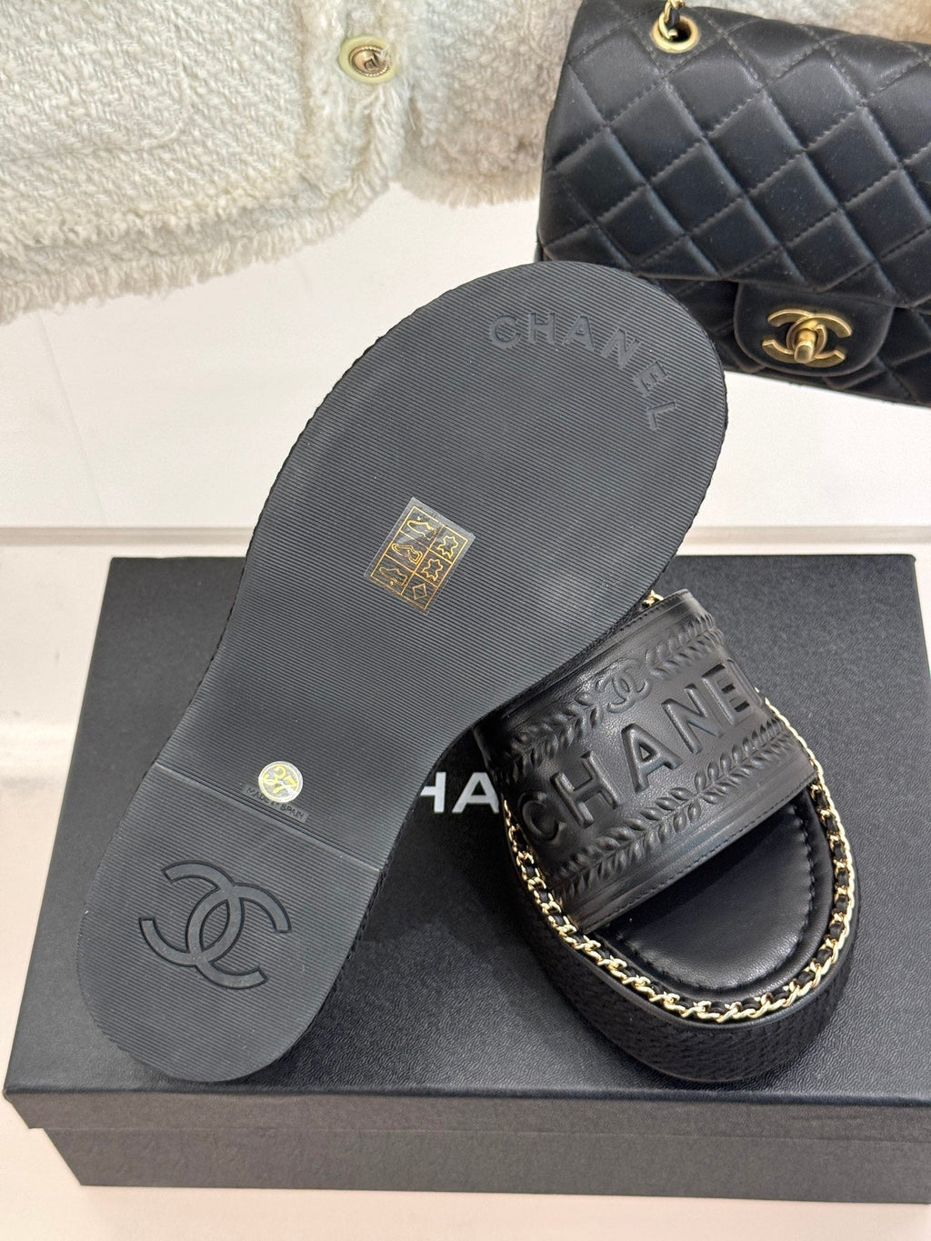 THICK SOLE WEDGE SLIPPERS IN BLACK CALFSKIN