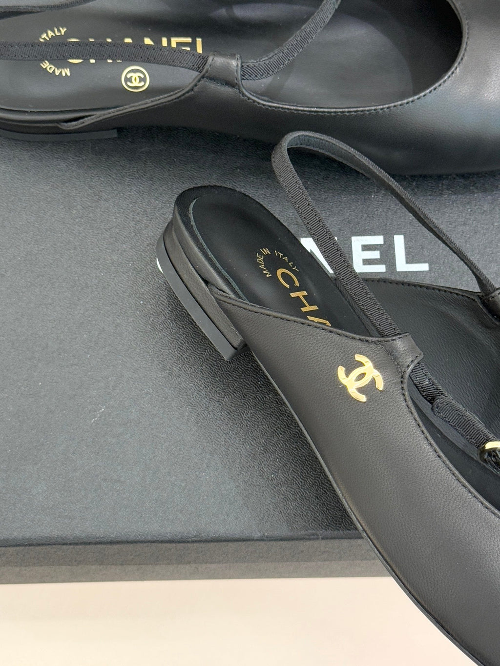 26C Two-tone Double C Flat Shoes Black Sheeskin 557688