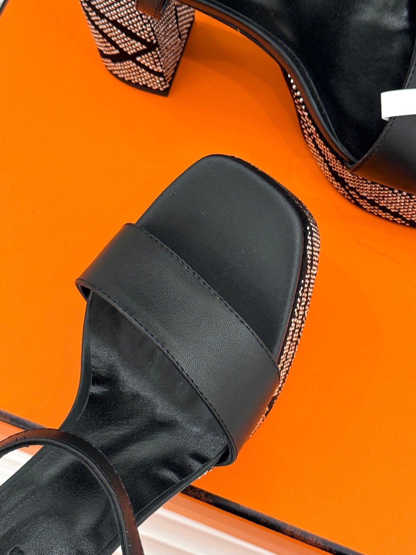 HM 26s Lightning Sandal 7cm Black Sheepskin 675702