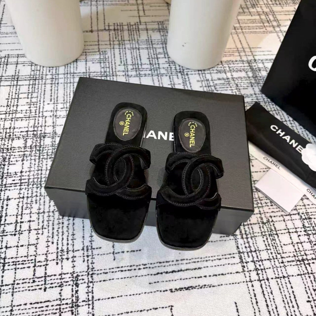 CC 26s Open-toe Sandal Black Suede 681942
