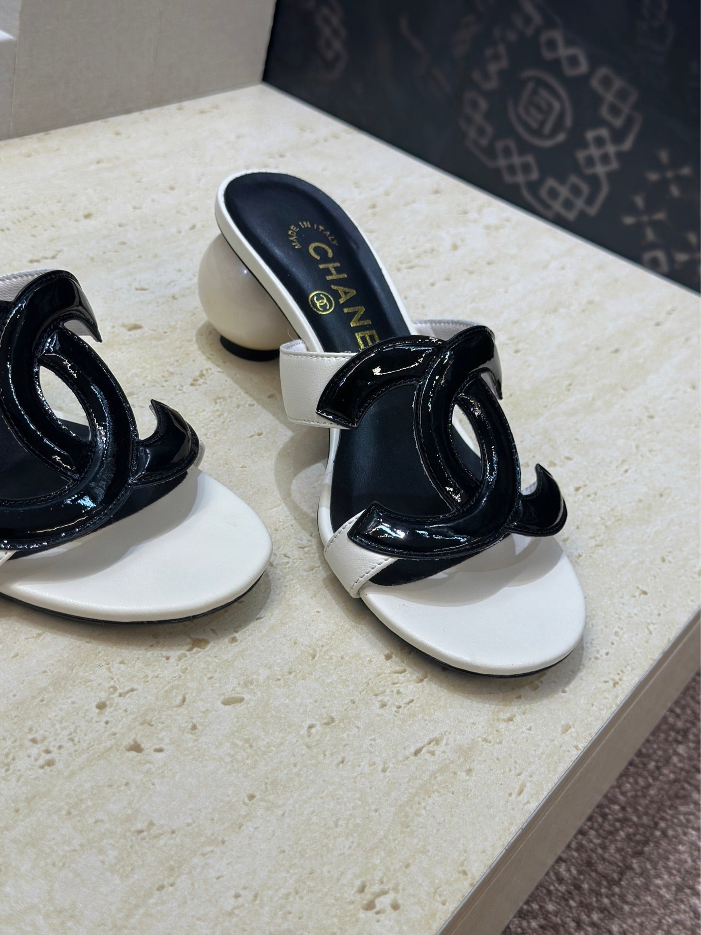 CC 26s Round Toe Open Toe Cutout Sandals 7cm Black White in Calfskin 761934