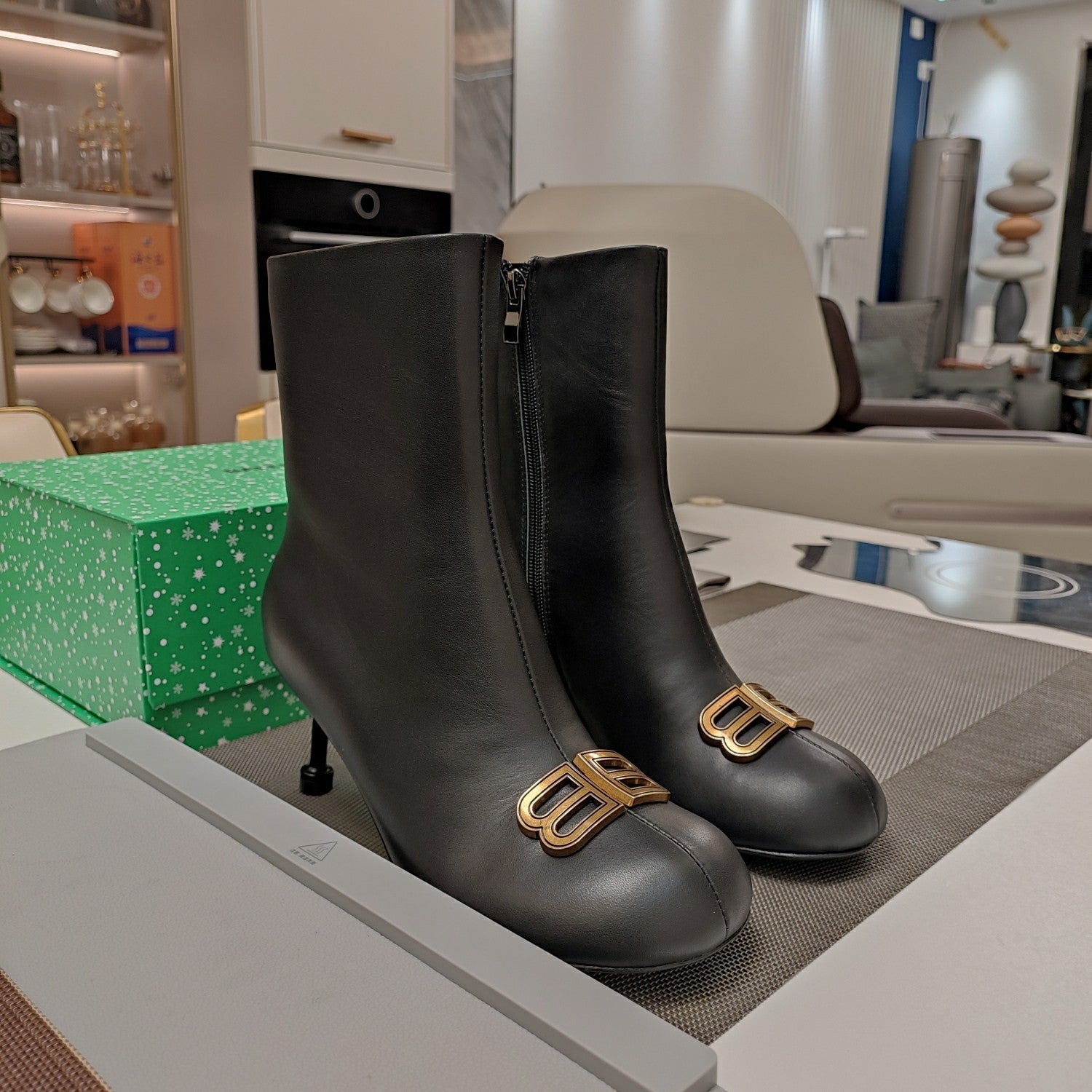 ROUND-TOE HIGH HEEL BOOTS IN BLACK SMOOTH LAMBSKIN