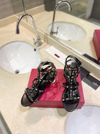 ROCKSTUD SANDAL WITH STRAP IN BLACK CALFSKIN 60 MM