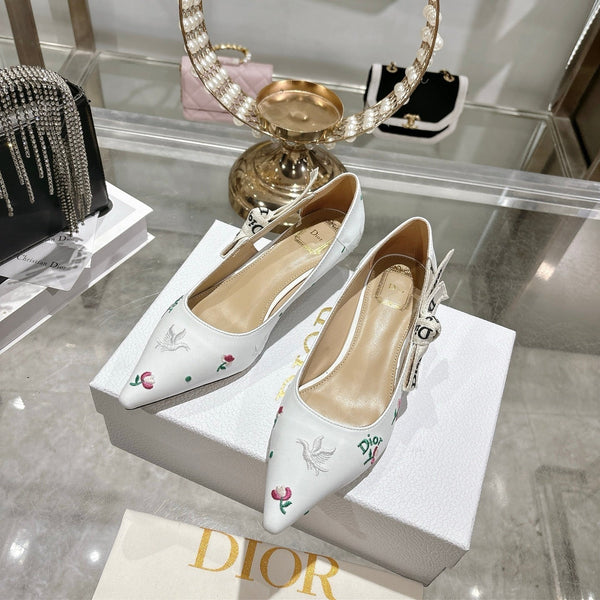 CD 26 High Heel Pump Flower 25 White Sheepskin Ribbon 679715